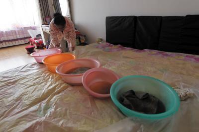 英德楼上漏水，住户失联，小区没物管，业主维权难！律师来支招……
